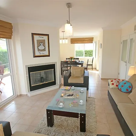 Villa Oasis Lettings A14 *