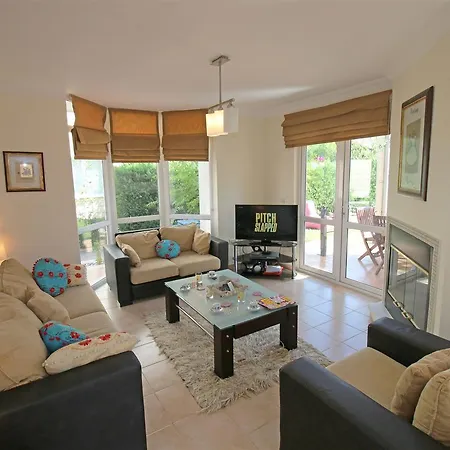 Vilă Oasis Lettings A14